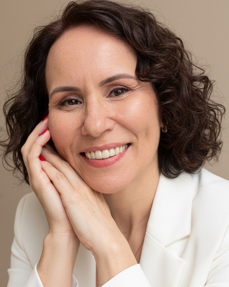 Profa. Dra. Patricia Rodella, criadora do Método A.R.T.E. da Pele, sorrindo em retrato de estúdio